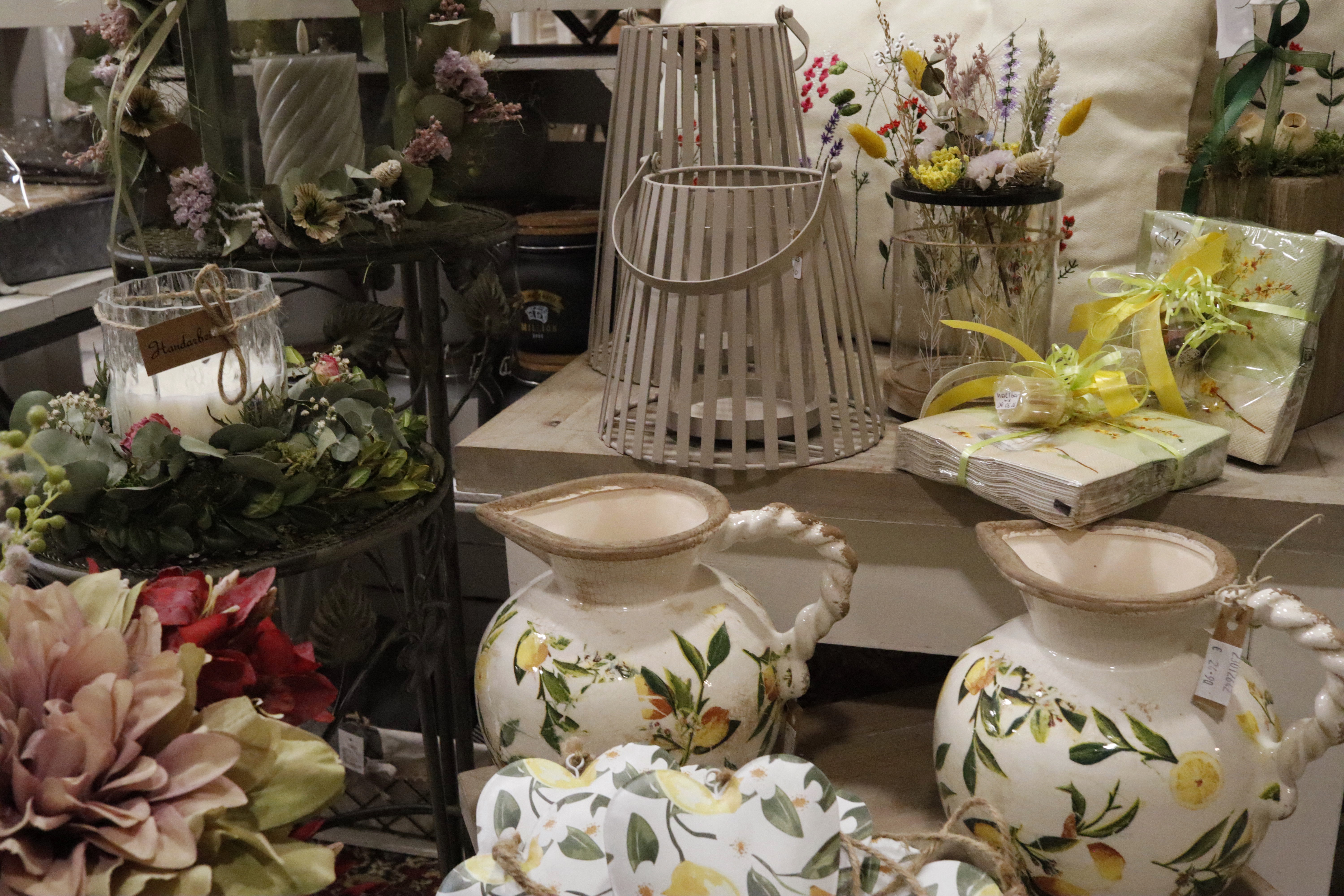 Feine Schokoladen im Regal arrangiert