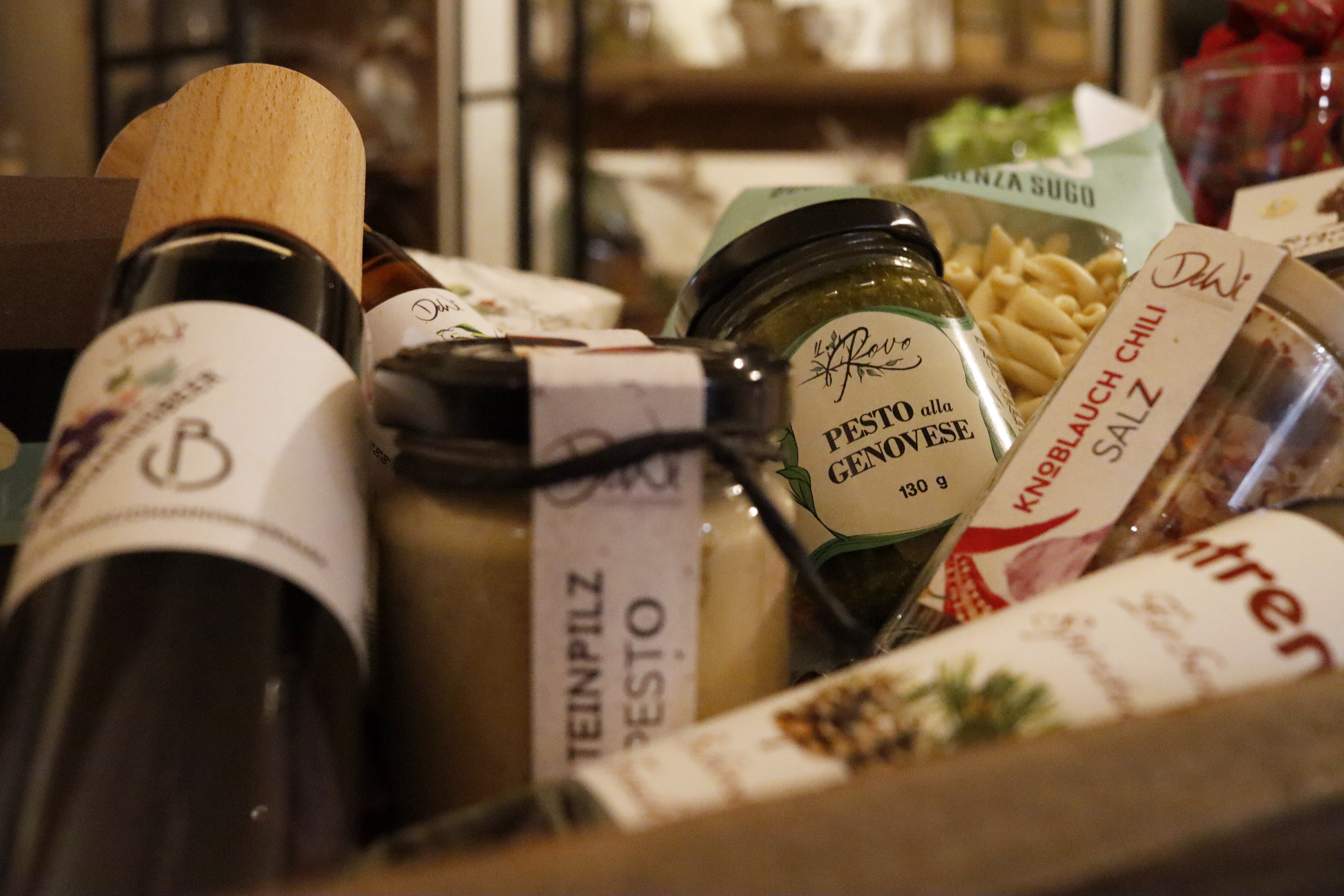 Kerzen und Windlichter auf einem Holztisch