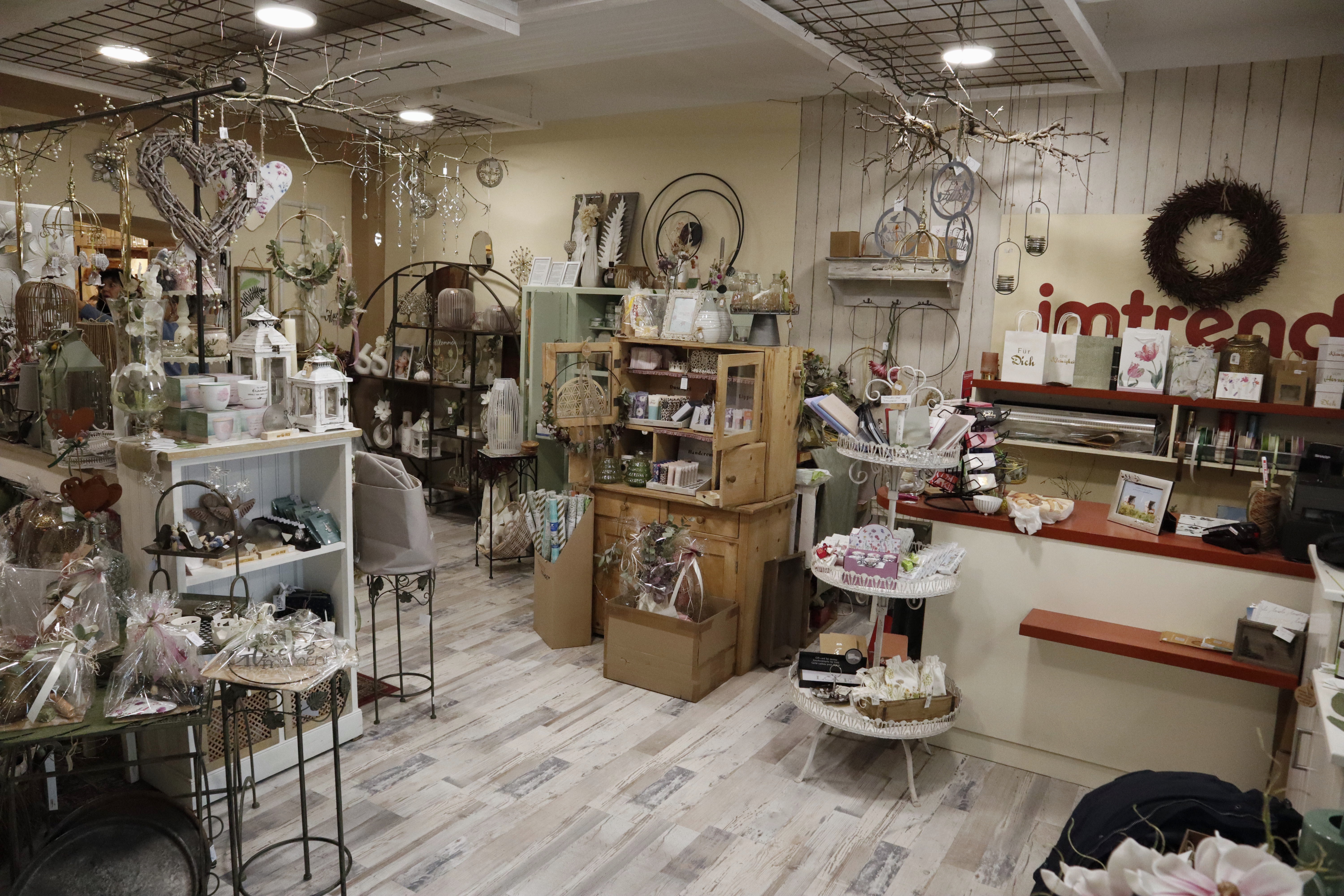 Regal mit Dekoartikeln